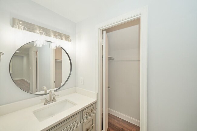 Building Photo - 9900 Kingsbridge Dr