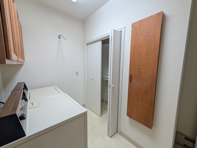 Building Photo - 1000 Fountain Terrace Dr
