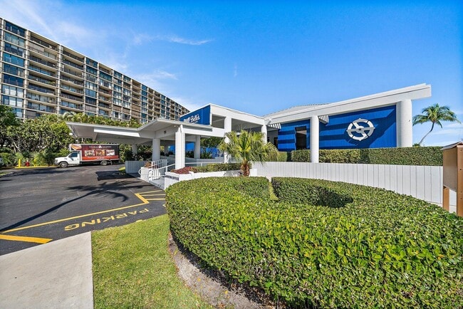 Building Photo - 100 Lakeshore Dr