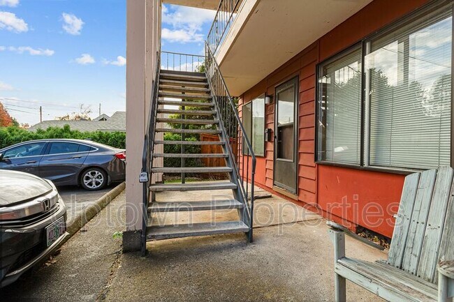Building Photo - 4127 SE 28th Ave