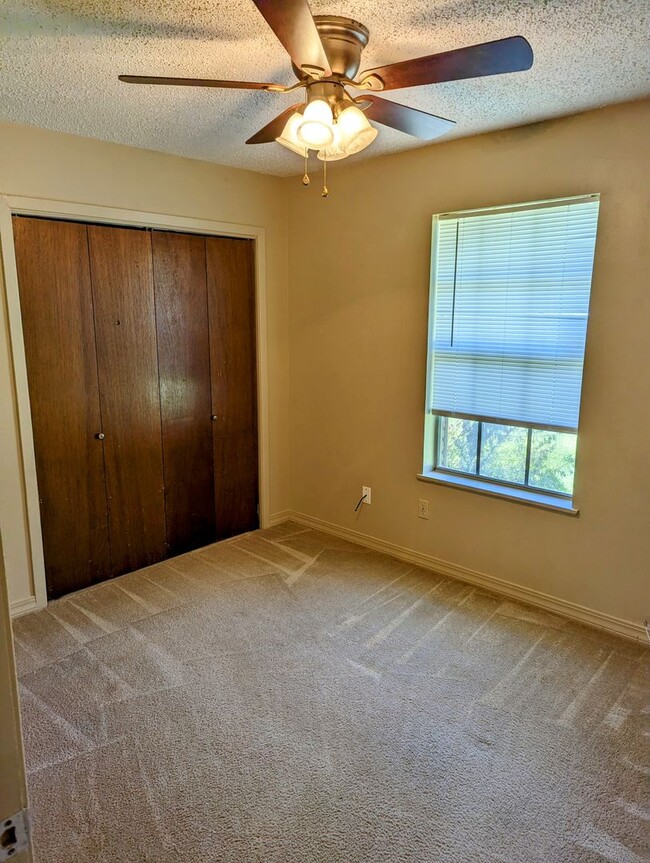 Building Photo - CUTE 3/2 in Broadmoor Subdivision!