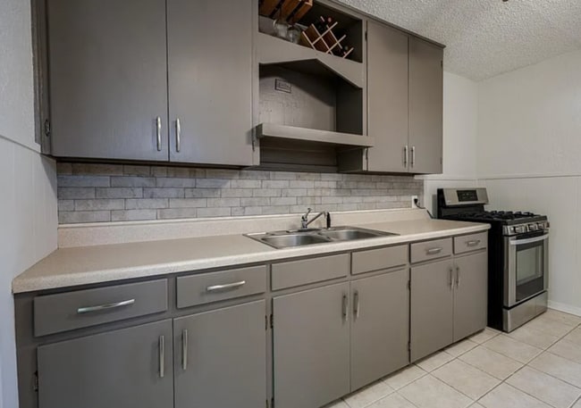 Building Photo - 521 W Acres St