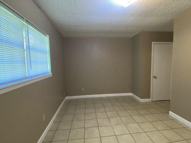 Building Photo - Shady Grove Rental
