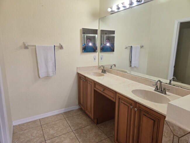 Building Photo - 1250 Clove Dr