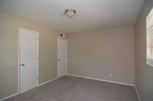 Building Photo - Charming 3 Bedroom 2 Bath House! Close to the UofA and Downtown!