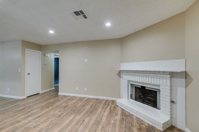 Building Photo - GORGEOUS 2 BEDROOMS CONDO*JUST COMPLETED UPGRADES*SOUTHWEST AREA*COMMUNITY AMENITIES*