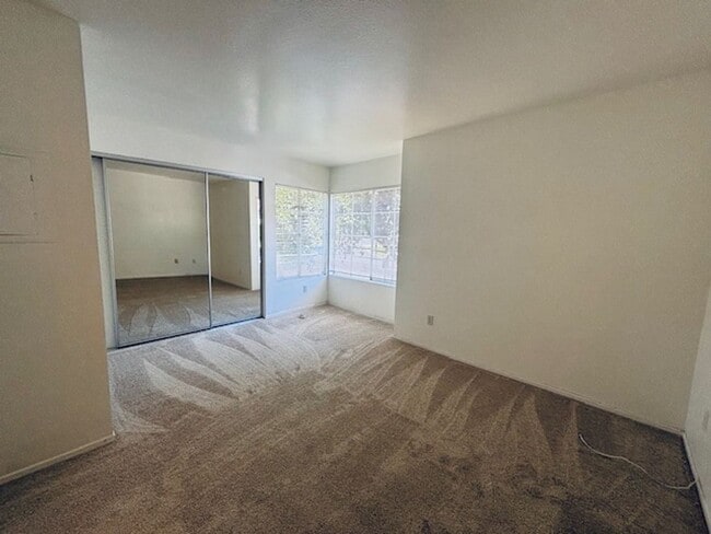 Building Photo - Sunny Top Floor 2 bedroom 2 bath Condo Wit...