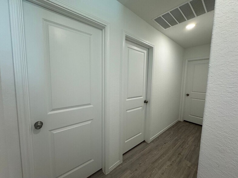 Building Photo - 14023 Wool Pk
