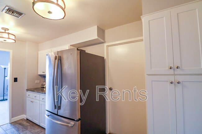 Building Photo - 825 Bayshore Dr