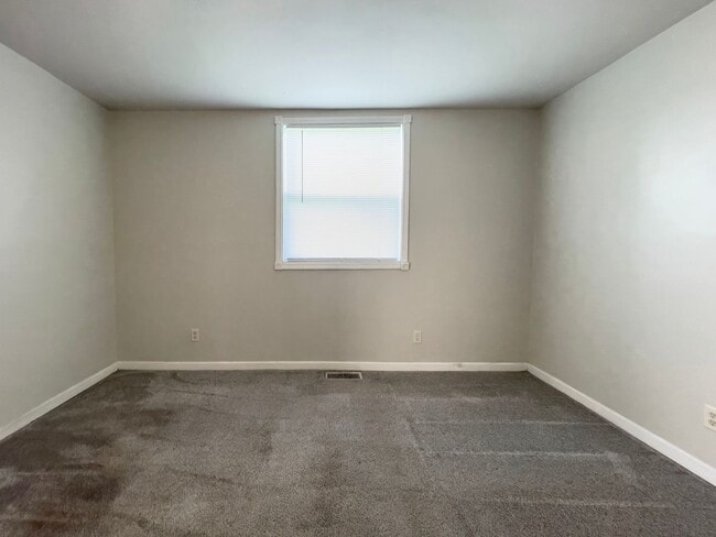 Building Photo - PRELEASING for AUGUST! Close to Campus