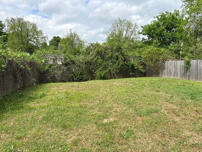 Building Photo - Newly Refreshed 1 bedroom 1 bathroom Duplex - Open To Section 8
