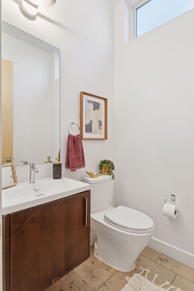 Building Photo - Spacious 5-Bed / 4-Bath home in LoHi for rent