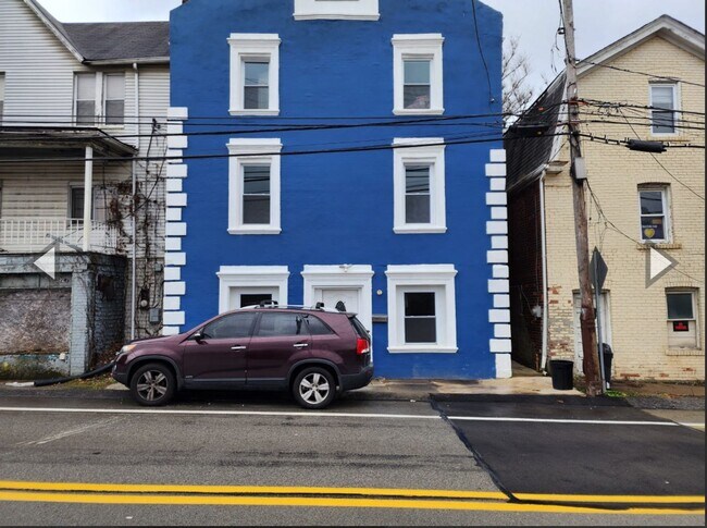 Primary Photo - Newly Renovated 3-Bedroom Apartment in Pen...
