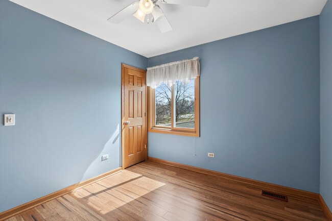 Building Photo - 5573 Barnwood Dr