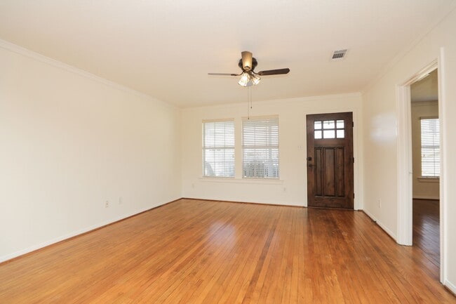 Building Photo - 905 Kern St