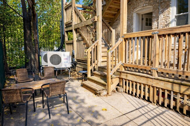 Building Photo - 736 N Throop St