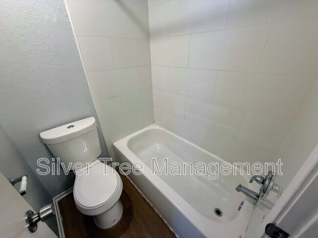Building Photo - 6845 S Creek Dr