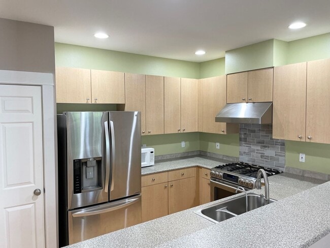 Building Photo - Spacious 2 Bed 2.5 Bath Townhome Style Con...