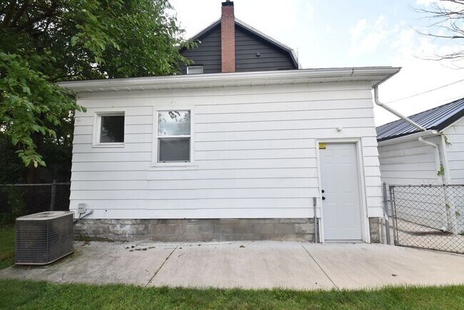 Building Photo - Central Mishawaka- close to Parks and Down...