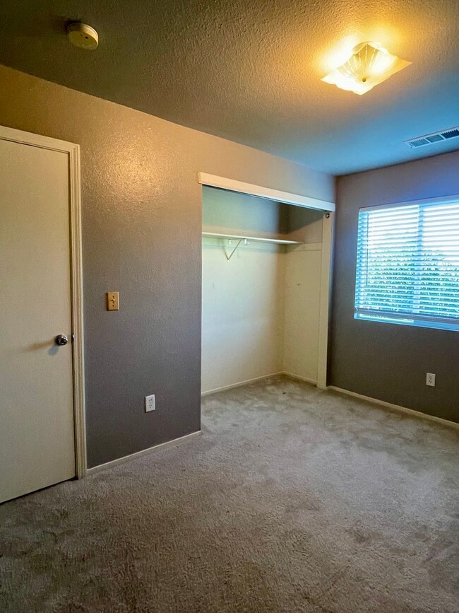 Building Photo - $300 OFF FIRST MONTH RENT!! 4 BED HOUSE LO...