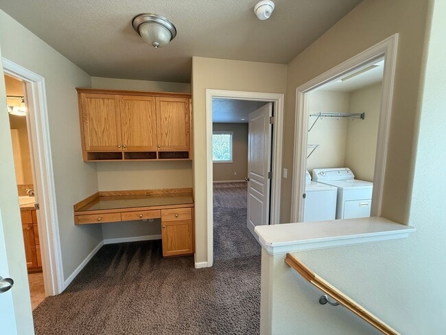 Building Photo - NW Bend 3 Bed/2.5 Bath Villa - Schaeffer D...