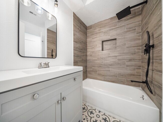 Building Photo - 1610 Crestdale Dr