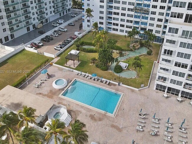 Building Photo - 5005 Collins Ave