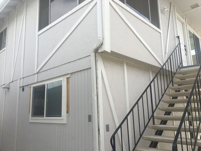 Building Photo - 1451-1451-1451-1452 Hornblend St