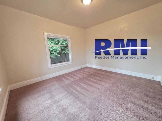 Building Photo - Charming 4-Bedroom