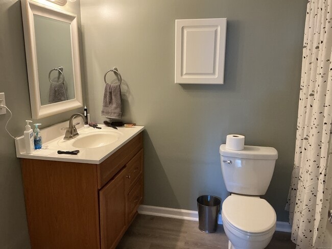 Building Photo - 12 E Farms Rd