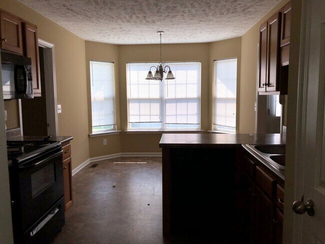 Building Photo - 3 bedroom 2 bath with unfinished Area-Storage