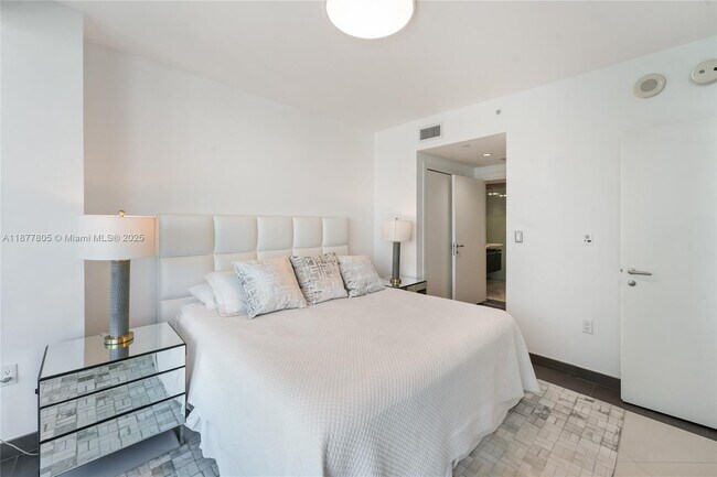 Building Photo - 200 Biscayne Blvd Way