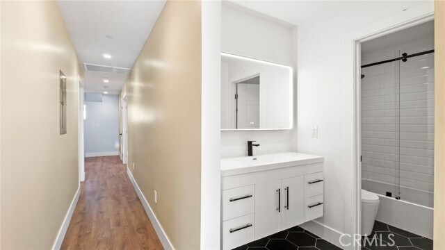 Building Photo - 420 S Hill St