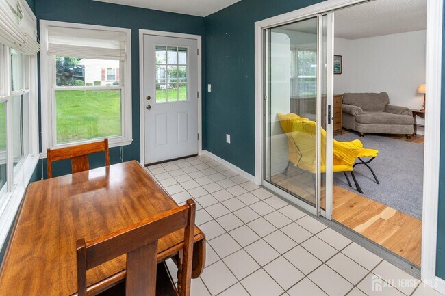 Building Photo - 456 Roxbury Ln