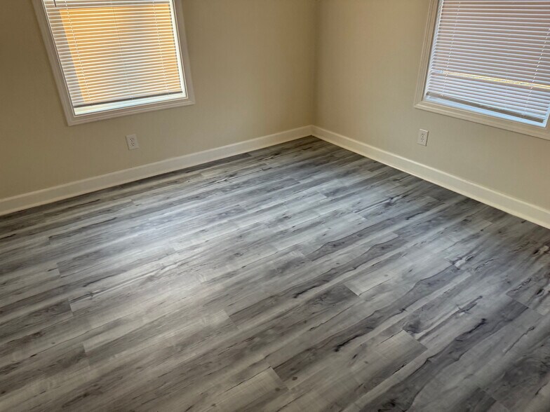 Building Photo - Room in House on Campbellton Rd SW