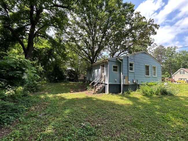 Building Photo - Northern Greensboro, off of North Elm St/n...