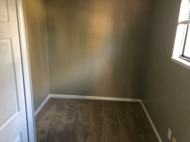 Building Photo - 679 Karmada St
