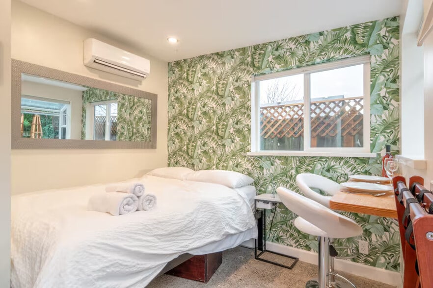 Building Photo - 3924 SE Grant Ct