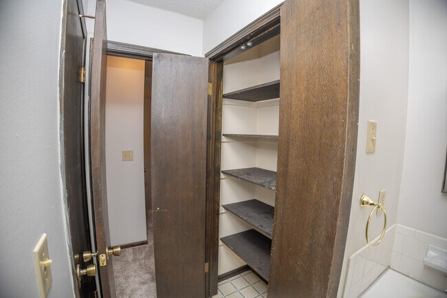 Building Photo - 493-495 Perrey Dr