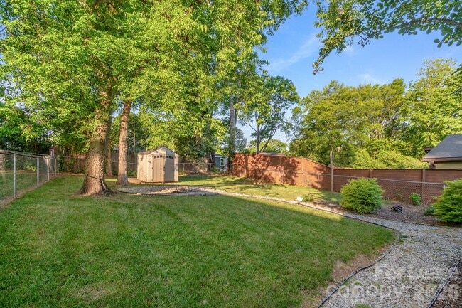 Building Photo - 812 E 18th St