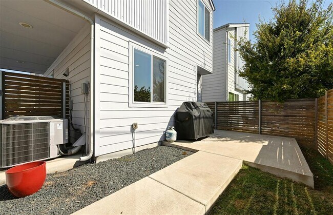 Building Photo - 801 N Bluff Dr