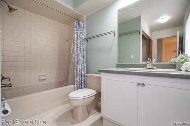 Building Photo - 1237 Oakwood Ct