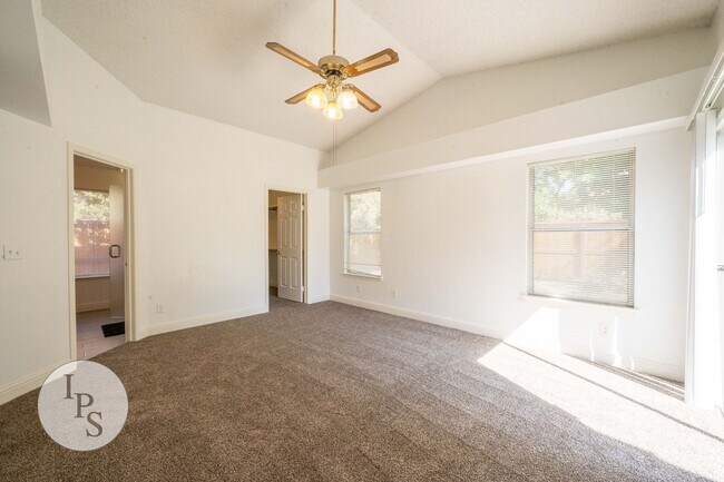 Building Photo - North Fresno Home in CUSD, 3BR/2BA, Beautiful Updates - Lots of Amenities!