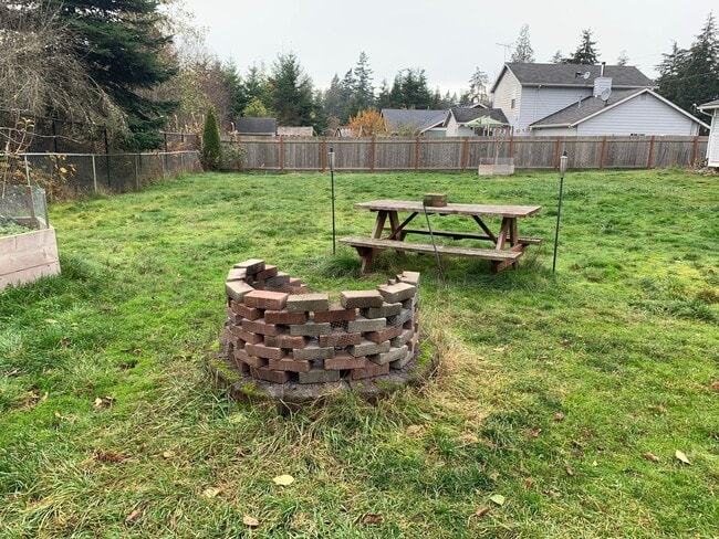 Building Photo - Lovely Home with Massive fenced yard and S...