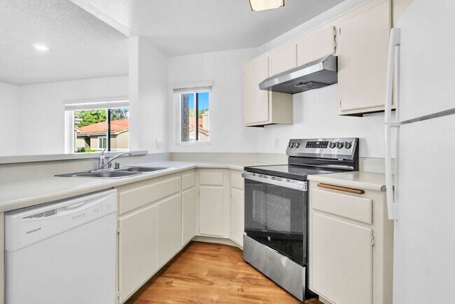 Building Photo - Beautiful one bedroom/one bath in the Verano community at UTC! Close to so much!