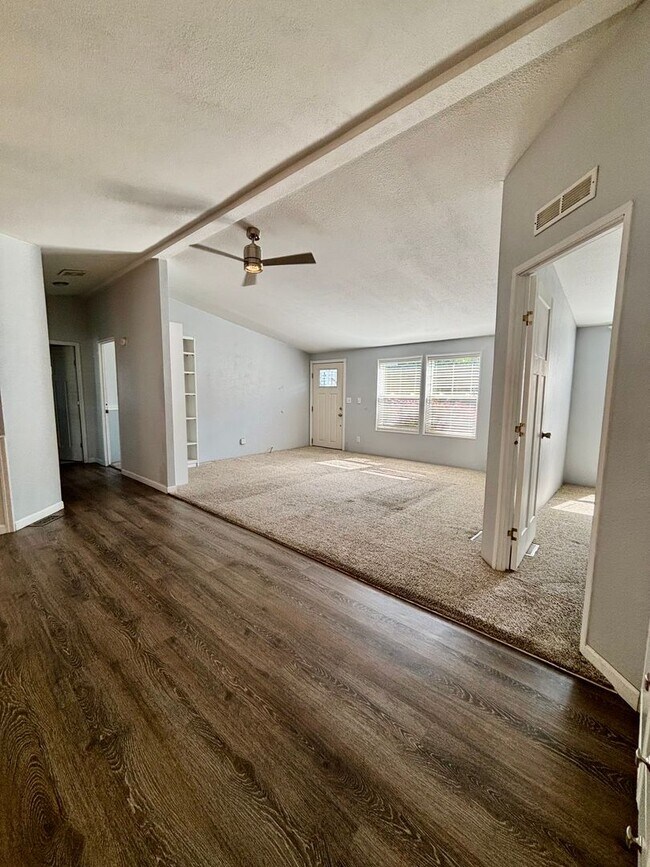 Building Photo - 2212 Lara Ln