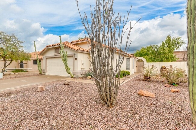 Building Photo - Pecos Ranch Beauty!