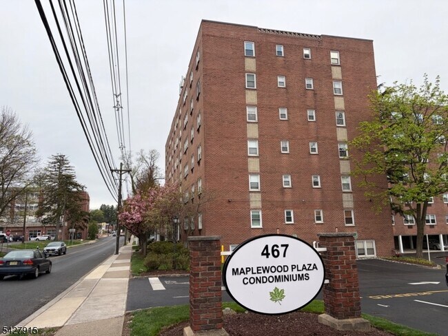 Building Photo - 467 Valley St