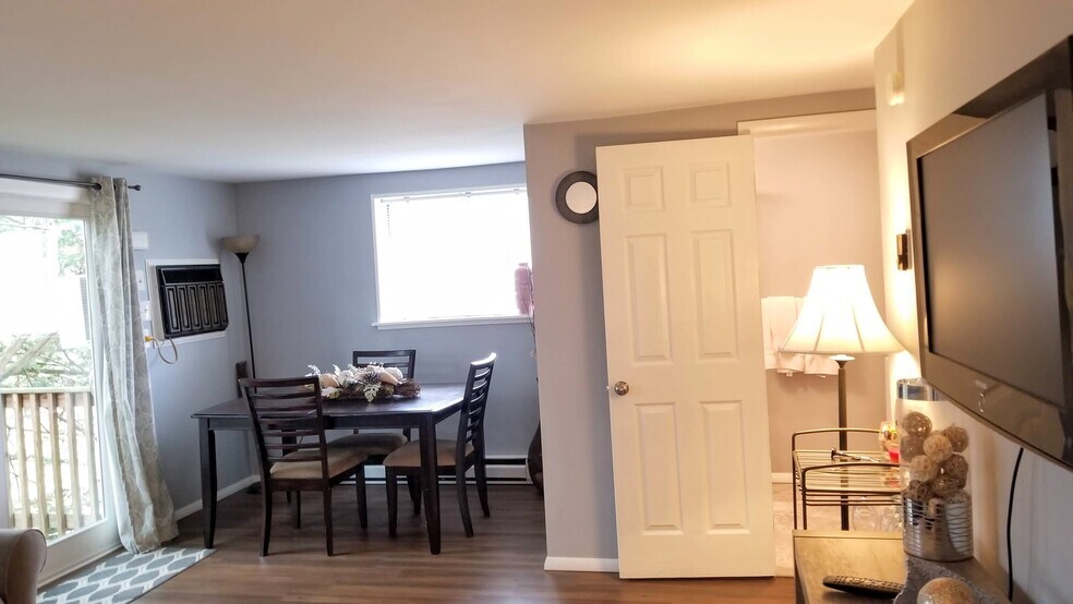 View of dining room and hallway - 715 Main Street