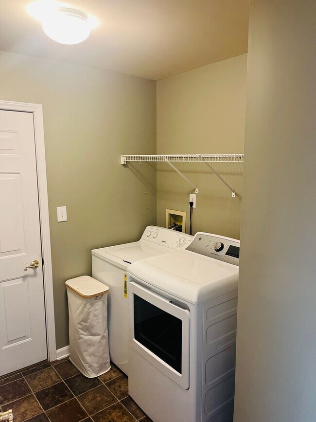 Building Photo - Spacious 3-Bedroom Home in Sought-After Be...